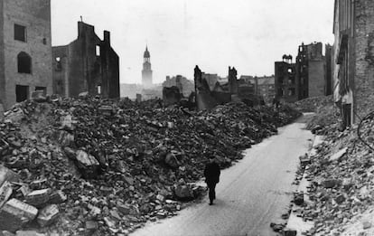 Una figura solitaria camina por Hamburgo tras el fin de la Segunda Guerra Mundial, en 1945.