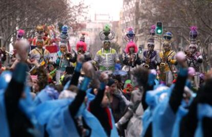 Desfile de Carnaval en la calle de Bravo Murillo, en Tetuán.