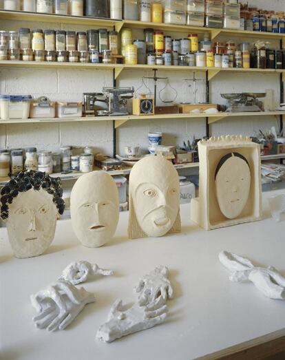 Las máscaras de cerámica en las que Joan Gardy Artigas ha estado trabajando durante la pandemia.