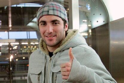 Higuaín, a su llegada a Barajas.