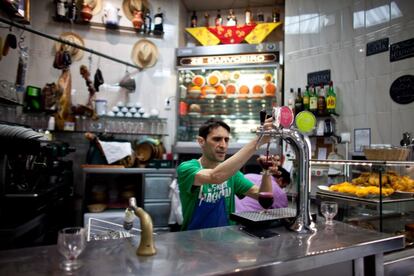 Las tascas aquí gozan de buena salud y sorprenden por su pulcritud y precios. Una de ellas es Zé dos Cornos, en la imagen, famoso por sus platos de costillares a la parrilla y de codornices.