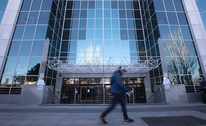 Un hombre pasa ante un edificio de oficinas de Merlin Properties en Madrid.