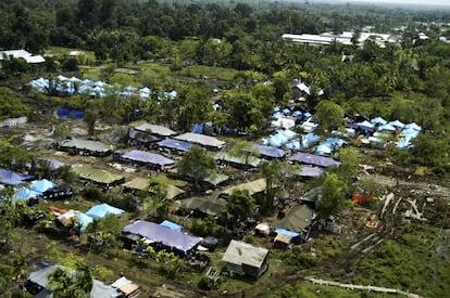 La mayoría de los habitantes de los pueblos costeros perdieron sus casas en el tsunami y fueron reubicados en refugios improvisados. En total, más de 270.000 personas fueron desplazadas por el desastre de sus hogares en Indonesia.