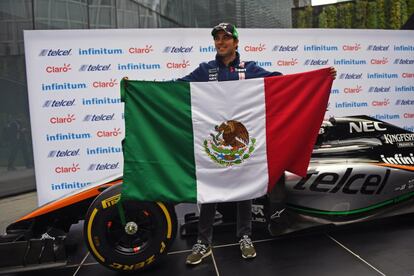 Sergio 'Checo' Pérez muestra una bandera mexicana