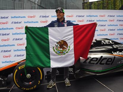 Sergio 'Checo' Pérez muestra una bandera mexicana, en una imagen de archivo.