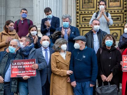 La diputada socialista María Luisa Carcedo (en el centro) con activistas que apoyan la regulación de la eutanasia y varios diputados, este jueves a las puertas del Congreso.