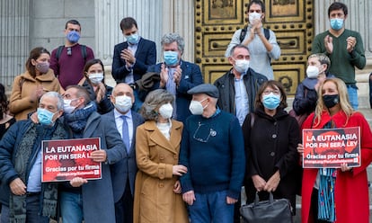 La diputadada socialista María Luisa Carcedo (en el centro) y Ángel Hernéndez (esposo de María José Carrasco), junto a familiares, activistas y diputados tras la aprobación en la Cámara baja.