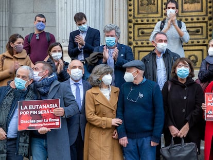 La diputada socialista María Luisa Carcedo (en el centro) con activistas que apoyan la regulación de la eutanasia y varios diputados, este jueves a las puertas del Congreso.