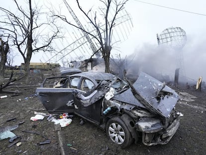 Un coche destrozado tras el ataque aéreo sobre el aeropuerto militar de Mariupol (Ucrania), el jueves.