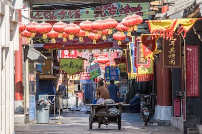 Una vista por la zona de Donghuamen, un mercado al aire libre que atrae a locales y turistas, en Pekín, China.