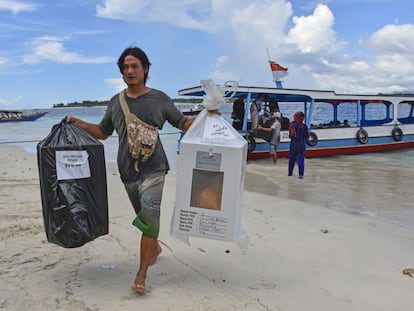 Las urnas electorales son entregadas en bote en la alde de Gili, Indonesia, un país conformado por más de 17.000 islas.