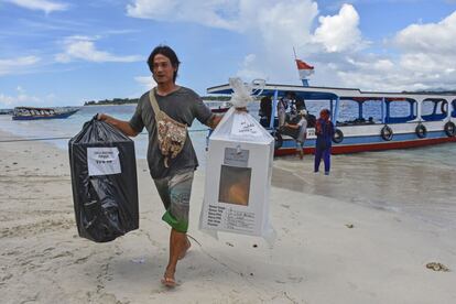 Las urnas electorales son entregadas en bote en la alde de Gili, Indonesia, un país conformado por más de 17.000 islas.