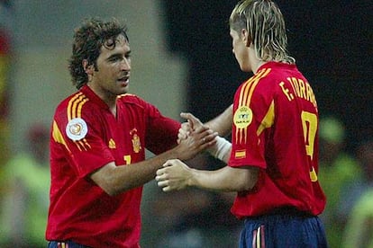 Fase final de la Eurocopa 2004 de Portugal. Partido del grupo A disputado en el estadio Algarve de Faro-Loulé. España 1-Rusia 0. En la foto, cambio en la Selección Española, Raúl (i), es sustituído por Fernando Torres.