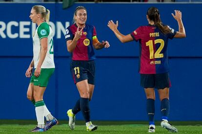 Las jugadoras del Barcelona Alexia Putellas (centro) y Patri Guijarro (derecha) celebran un gol, durante el partido contra el Hammarby este miércoles.