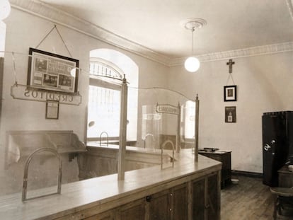 Sucursal en Sarria de la Caja de Ahorros y Monte de Piedad de A Coruña y Lugo, en una fotografía de 1954.