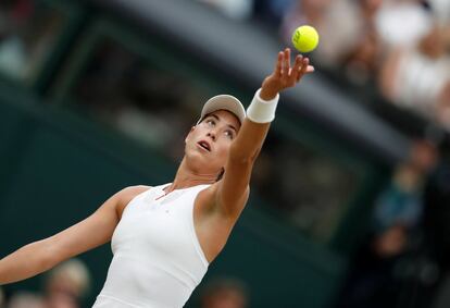 La hispano-venezolana Garbiñe Muguruza saca una bola durante la final.