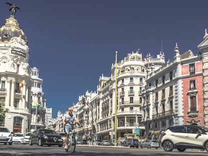 Un ciclista pasa por la Gran Vía de Madrid.