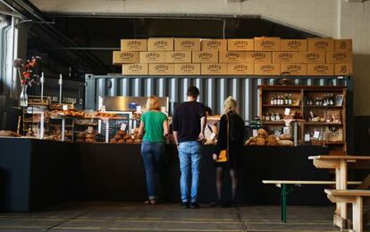 Jordy&rsquo;s Bakery, puesto de panader&iacute;a artesanal en la Fenix Food Factory de R&oacute;terdam (Holanda).