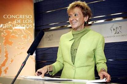 La vicepresidenta del Gobierno, María Teresa Fernández de la Vega, hoy en una rueda de prensa.