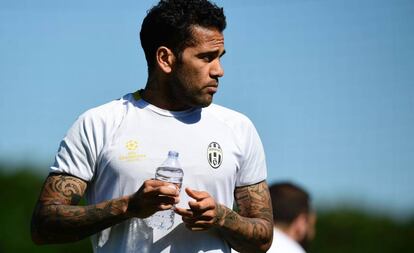 Dani Alves, en el entrenamiento de la Juventus de este lunes.