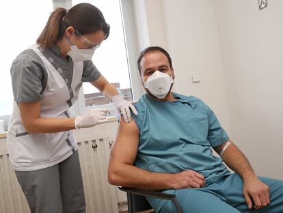 Vacunación del personal de la Clínica Universidad de Navarra, que empezó el 20 de enero.