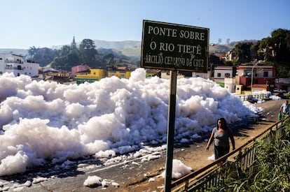 A formação de espumas, que ocorre frequentemente no Rio Tietê ao longo das cidades de Santana de Parnaíba, Salto e Pirapora do Bom Jesus, está relacionada principalmente a baixa vazão da água, a presença de esgotos domésticos não tratados que dificultam a decomposição de detergentes domésticos.