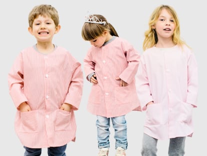 Las babis escolares son perfectas para proteger la ropa en la escuela y cuentan con bolsillos muy prácticos.