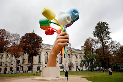 La obra 'Ramo de tulipanes' es un regalo de su autor, el artista Jeff Koons, a la ciudad de París como muestra de respeto hacia las víctimas del ataque terrorista en la sala Bataclan.