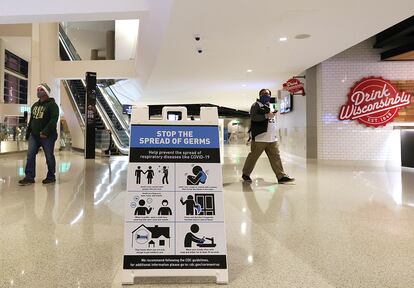 Cartel en el interior del Fiserv Forum, pabellón de los Bucks, que explica las medidas contra la covid-19.