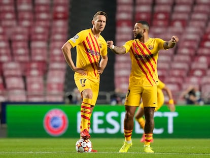 Luuk de Jong y Memphis, durante el encuentro ante el Benfica.