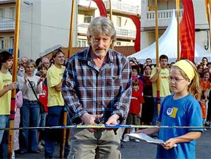 El cantautor Benito Lertxundi corta la cinta que abre el circuito de <i>Kilometroak 2004.</i>
