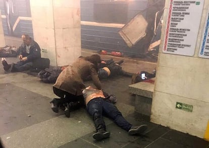 Ao menos dez pessoas morreram na explosão, que deixou dezenas de feridos. Na imagem, uma mulher socorre a uma das vítimas.