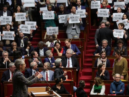 Miembros de la Asamblea Nacional de Francia portando carteles en contra de la reforma de las pensiones de Macron y cantando 'La Marsellesa' durante la intervención de la primera ministra Élisabeth Borne.