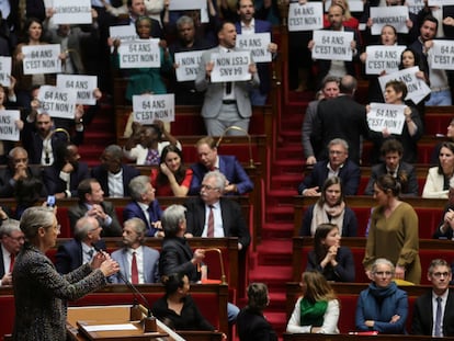 Miembros de la Asamblea Nacional de Francia portando carteles en contra de la reforma de las pensiones de Macron y cantando 'La Marsellesa' durante la intervención de la primera ministra Élisabeth Borne.