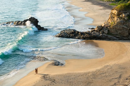 Una pareja observando en Pacífico en una de las playas de Mazunte, en el Estado de Oaxaca (México).