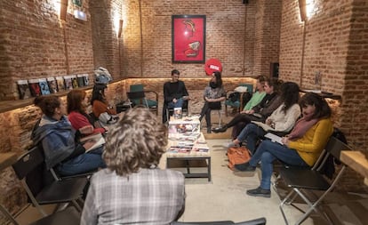 Reunión de un club del libro en la librería La Central de Madrid. 