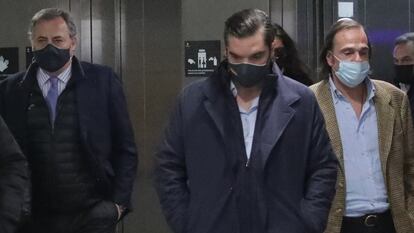 Los tres hijos mayores de Fernando Fernández Tapias, Fernando, Borja e Iñigo, a su llegada a los juzgados el pasado 2 de marzo.