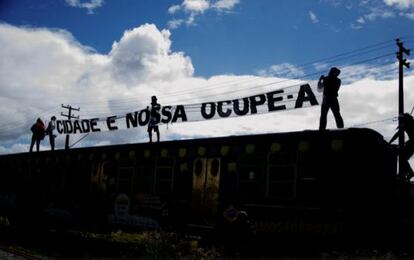 Ativistas no entorno do cais José Estelita, antigo armazém de açúcar.