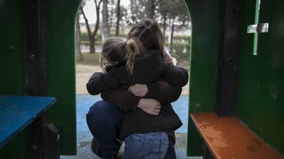 La ni&ntilde;a que grab&oacute; a su padre mientras abusaba de ella junto a su madre.