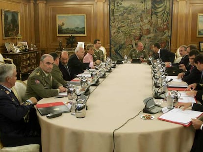 Los miembros del Consejo de Defensa Nacional, durante su primera reunión, presidida ayer por el Rey y a la que también asistió el Príncipe.