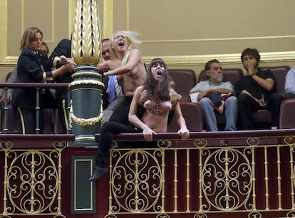 Mientras los ujieres trataban de sacar a dos de las mujeres por la fuerza, ellas insisten en la protesta y continúan con los gritos de reivindicación del derecho al aborto.