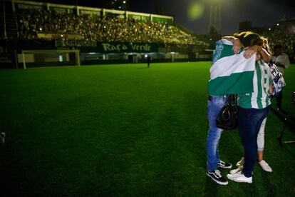 Familiares de jugadores y directivos del Chapecoense durante una vigilia en el estadio Arena Condá de Chapecó (Brasil). 