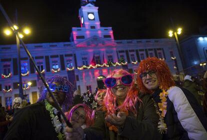 Miles de personas celebran el año la nochevieja en la Puerta del Sol. EFE / Rodrigo Jimenez