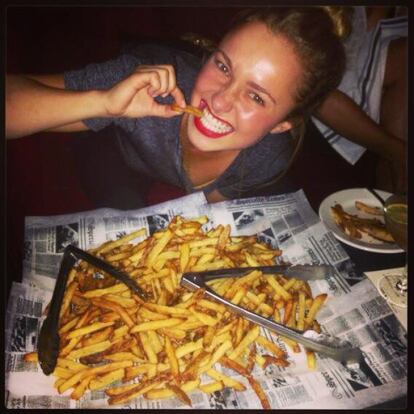 "The perfect FRIIIIday night!!", escribió Hayden Panettiere junto a esta imagen. La actriz jugaba así con la palabra patatas fritas en inglés, "french fries".