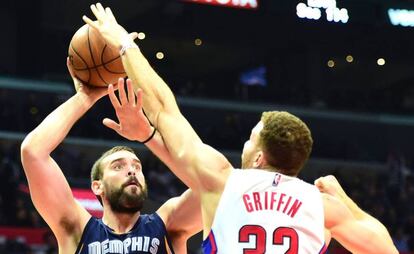 Marc Gasol lanza ante Griffin.