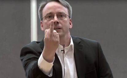 Linus Torvalds, creador del sistema operativo Linux, saluda a la c&aacute;mara.