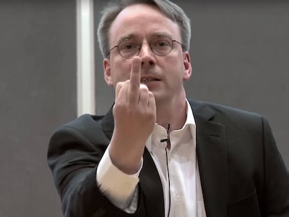 Linus Torvalds, creador del sistema operativo Linux, saluda a la c&aacute;mara.