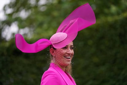 Una mujer posa con un gran sombrero rosa en las carreras de Ascot.