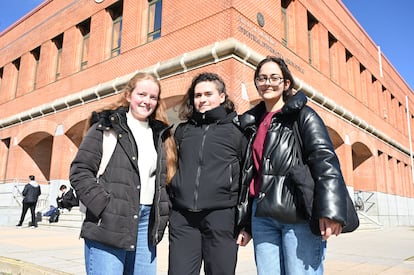 A la derecha, Luca Martnez, estudiante de la Universidad de Len, junto a dos compa?eras.  