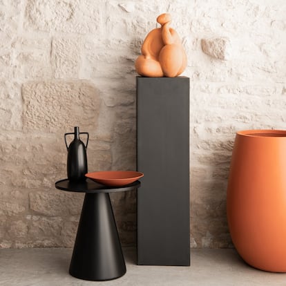 La maceta Terrango de Maisons Du Monde soluciona la problemática de encontrar recipientes atractivos para plantas de grandes dimensiones con un diseño de 70 centímetros de altura en fibra de vidrio y color terracota. Este tono arcilloso contrasta con todo tipo de cactus, plataneros de interior y árboles frutales. Precio: 69,99 euros en tiendas físicas y maisonsdumonde.com.